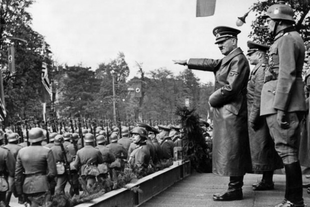 ワルシャワに立つヒトラー
