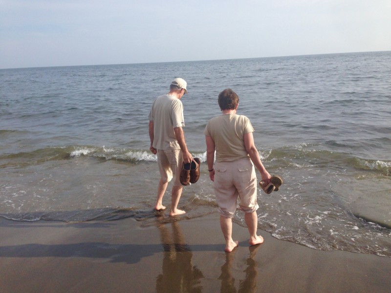 足を海水に浸すと癒されるらしい