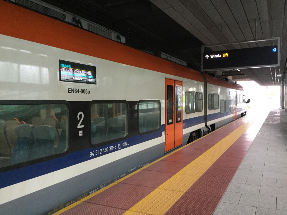 クラクフ中央駅へ向かうKMSの列車
