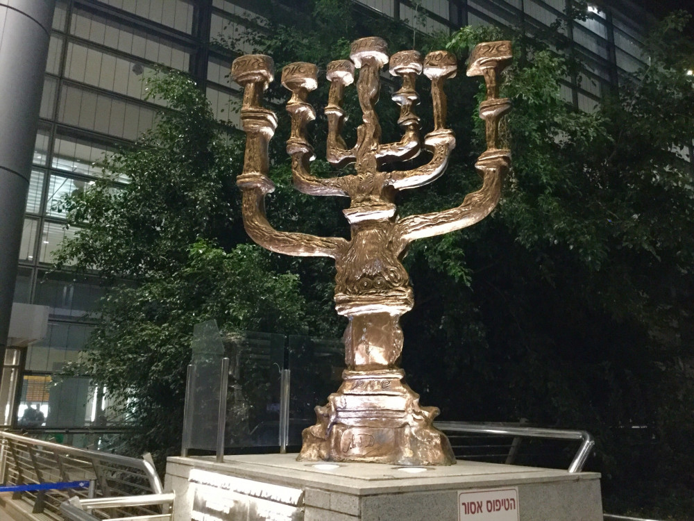 空港の外にあったユダヤ教の象徴