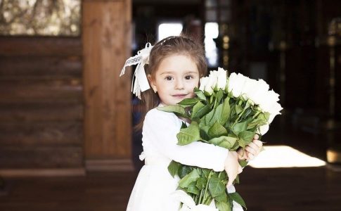 花束を持つ少女