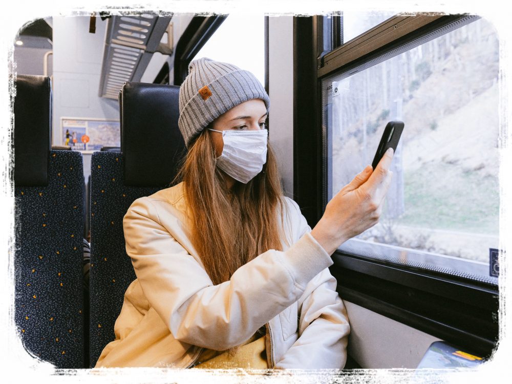 電車に乗る女性
