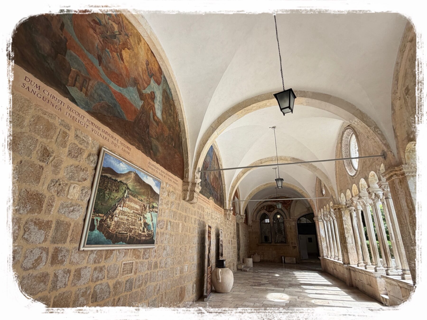 ピレ門近くにある聖フランシスコ修道院