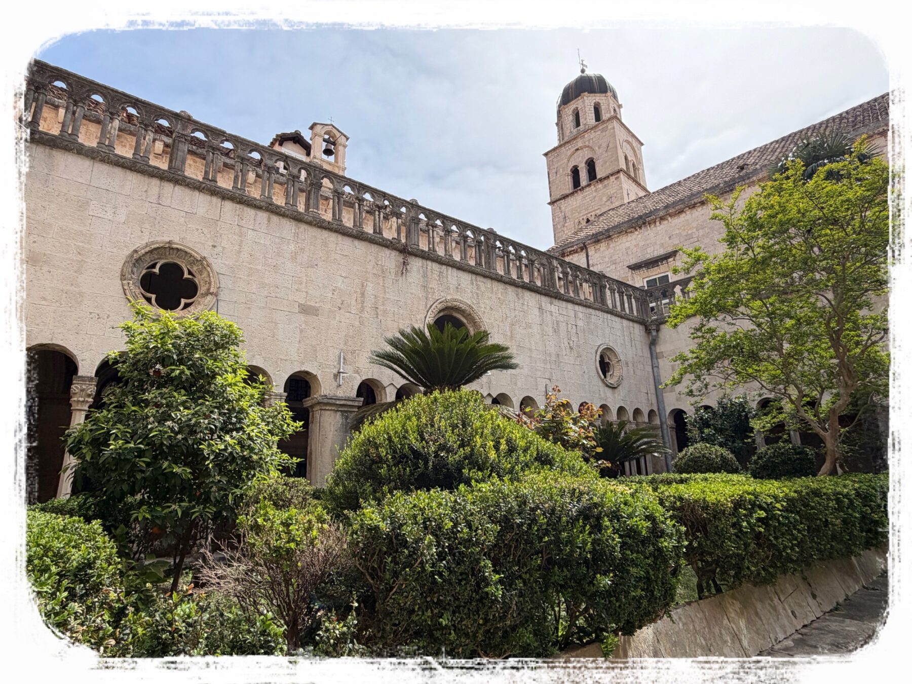 ピレ門近くにある聖フランシスコ修道院