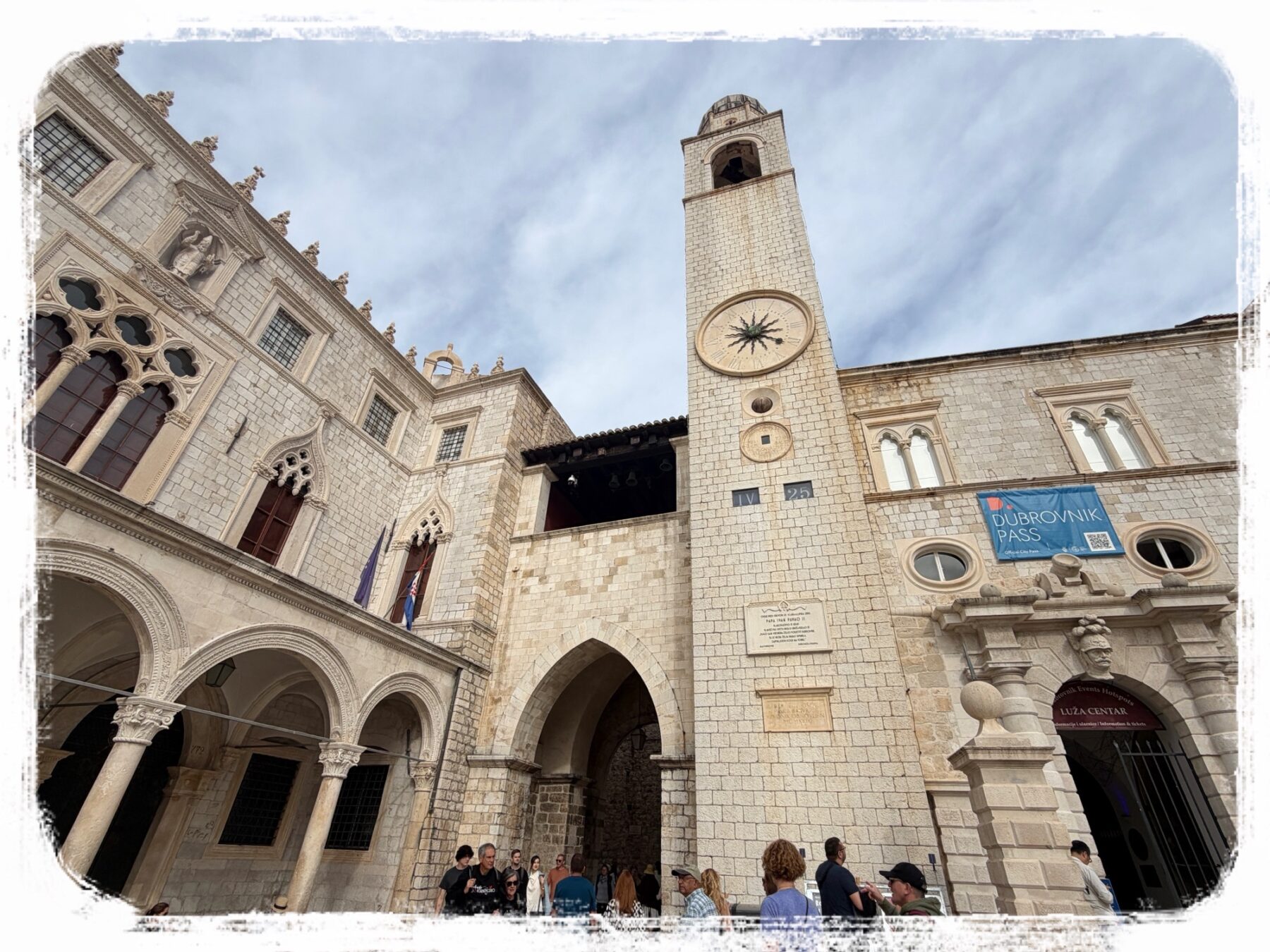 ルジャ広場の時計塔